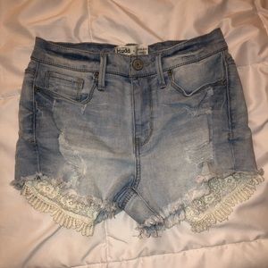 MUDD FLEX STRETCH HIGH RISE LACE SHORTS